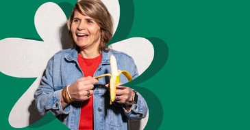 Medewerker eet banaan op werk, een gezonde werkplek zorg voor een blij en vitaal team