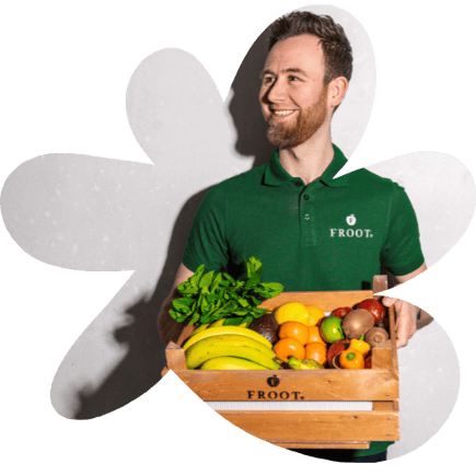 Vrolijke fruitbezorger met fruitkrat in hand met groen shirt, zoals je krijgt bij Froot’s fruit op je werk service.