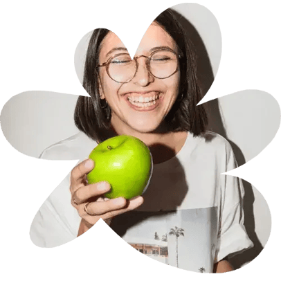 Lachende medewerker met appel als symbool voor gezonde werkcultuur en erkenning